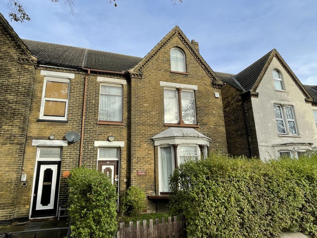 Lot: 102 - LARGE SEMI-DETACHED HOUSE WITH POTENTIAL FOR CONVERSION AND DEVELOPMENT -